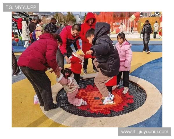 免费足球场周边小孩欢乐玩耍描绘社区生机活力多彩瞬间美好时光 免费足球场周边小孩欢乐玩耍描绘社区生机活力多彩瞬间美好时光