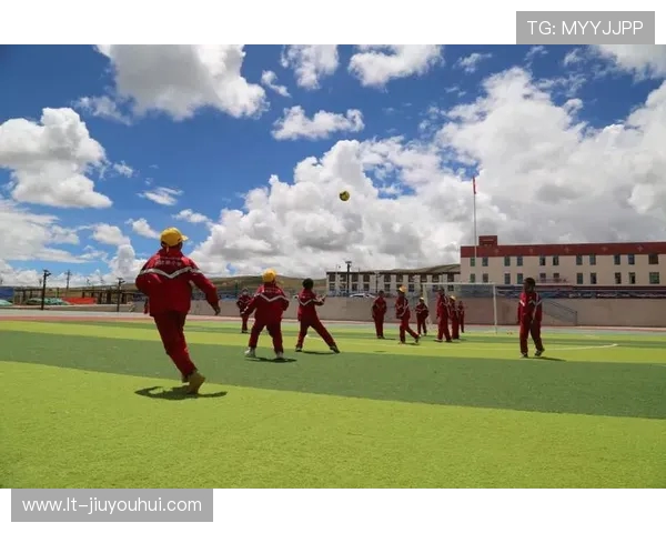 藏区足球那曲队长带领球队突破困境推动当地足球发展展望未来