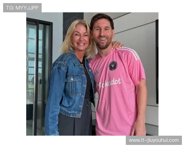 绿茵足球场梅西携众多球迷共留温馨合影定格难忘美好动人精彩时刻